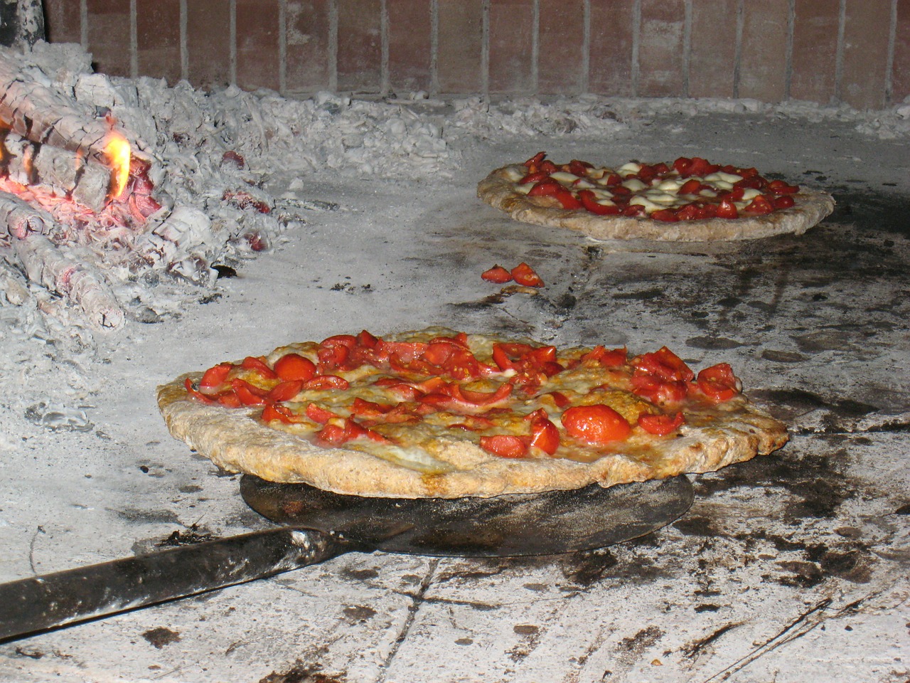 Pizzaschieber in den Ofen